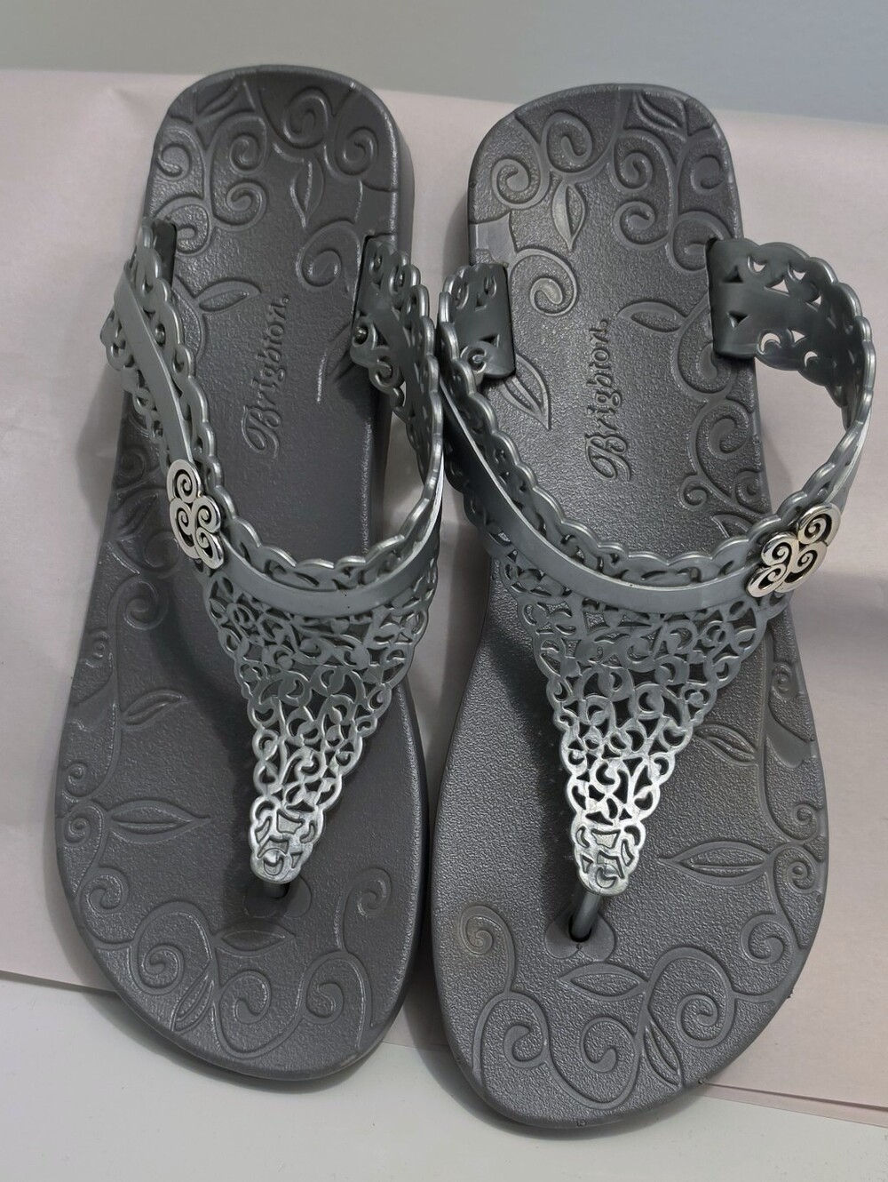 Brighton Womens Sz 9 Silver Scroll Medallion EUC thongs sandals jelly flip-flops